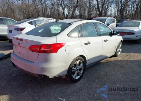 2015 Ford Focus S z USA, uszkodzony, nr VIN 1FADP3E28FL329745